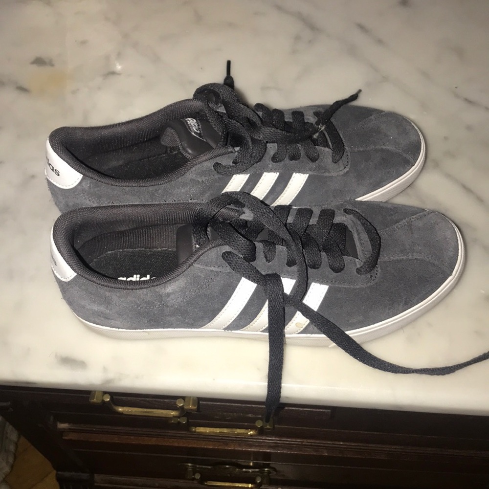 Awesome adidas sneakers worn 1-2 x in great shape